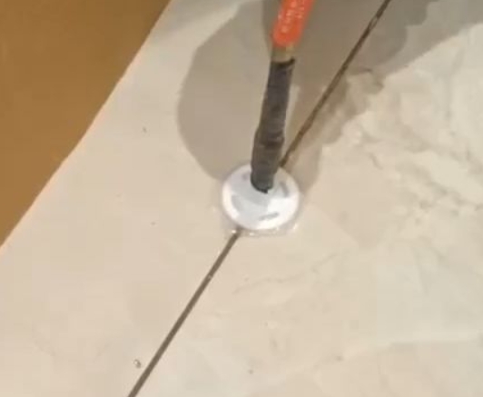 孝义瓷砖空鼓维修公司专业解答瓷砖在铺贴过程中，如果没有涂抹均匀到位的粘结材料（如水泥砂浆或瓷砖胶），可能会导致以下问题